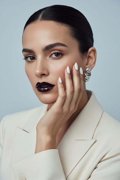 Portrait beauté avec manucure MILK blanc laiteux et veste ivoire